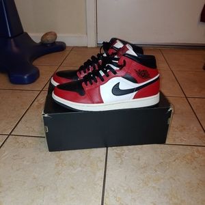 Jordan 1 mid "Chicago Black Toe"